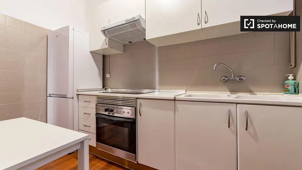 Keuken; keukenapparatuur, houten vloer, natuurlijk licht