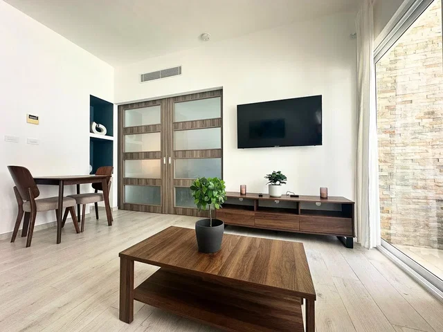Wohnzimmer; tageslicht, holzboden, moderner stil