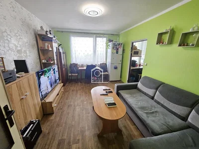 Σαλόνι; ξύλινο πάτωμα, φυσικό φως, μοντέρνο στυλ
