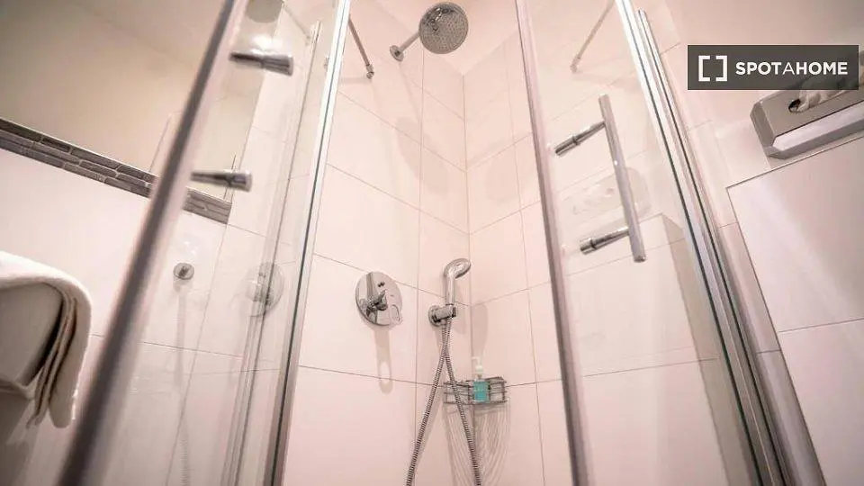 Toilette; fliesenboden, renoviert, tageslicht