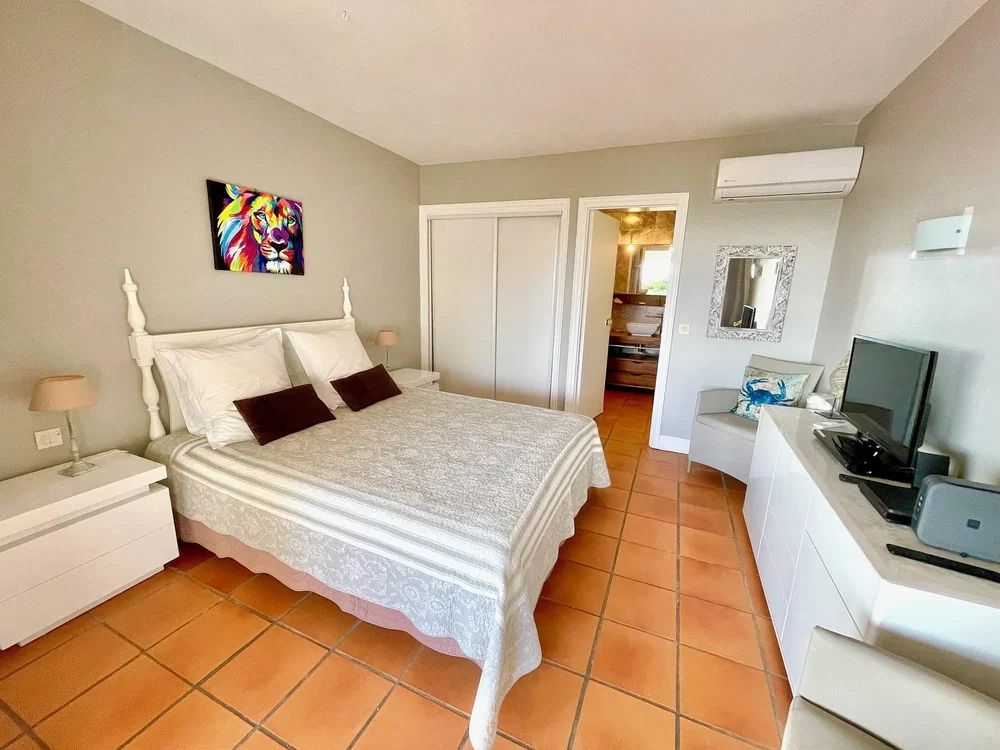 Schlafzimmer; fliesenboden, tageslicht