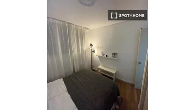 Schlafzimmer; holzboden, tageslicht