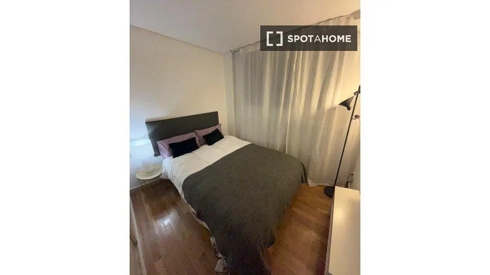 Schlafzimmer; holzboden, tageslicht