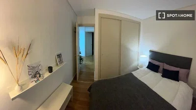 Schlafzimmer; holzboden, tageslicht