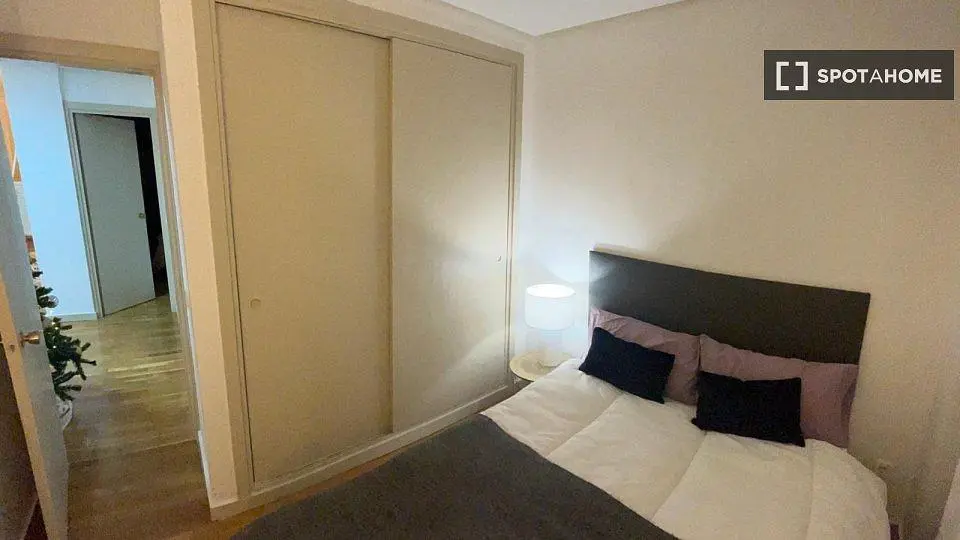 Schlafzimmer; tageslicht, holzboden