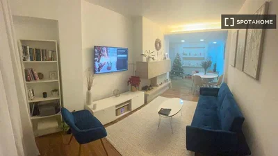 Wohnzimmer; tageslicht, moderner stil, holzboden