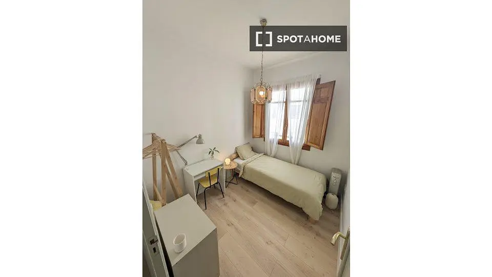 Schlafzimmer; holzboden, tageslicht, moderner stil