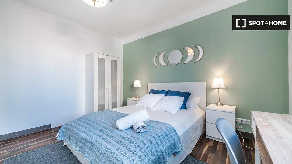 Slaapkamer; houten vloer, natuurlijk licht, moderne stijl