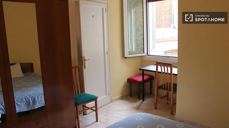 Spavaća soba; prirodno svjetlo, drveni pod