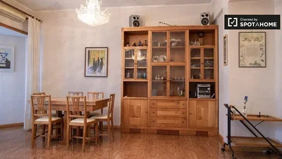 Trpezarija; drveni pod, prirodno svjetlo, rustikalni stil