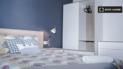 Spavaća soba; drvene grede, prirodno svjetlo