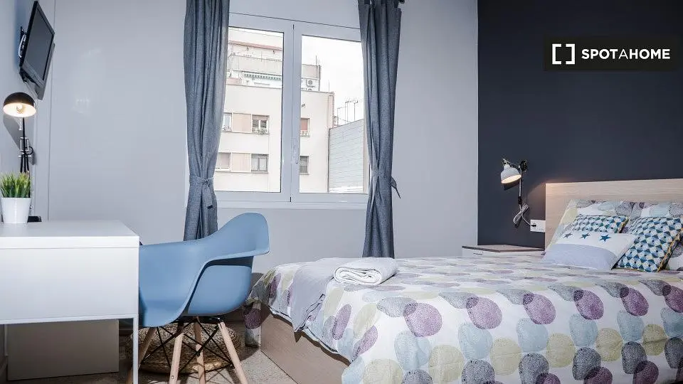 Spavaća soba; prirodno svjetlo, moderni stil