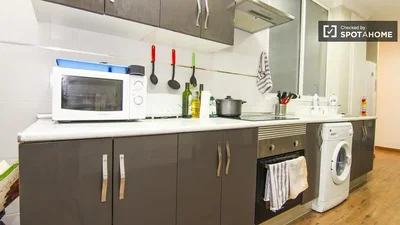 Kuhinja; kuhinjski aparati, drveni pod, prirodno svjetlo