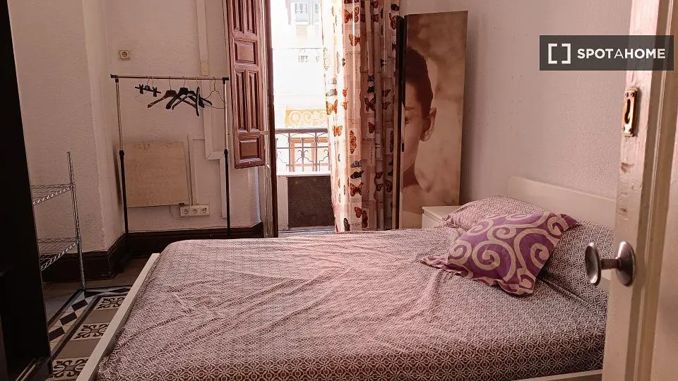 Spavaća soba; prirodno svjetlo, drveni pod