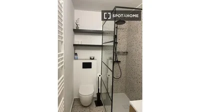 Toilette; fliesenboden, renoviert, tageslicht