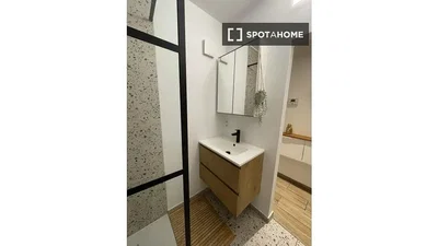 Badezimmer; holzboden, fliesenboden, renoviert, tageslicht