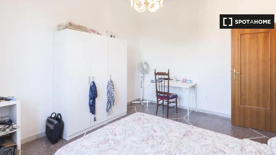 Schlafzimmer; tageslicht, holzboden