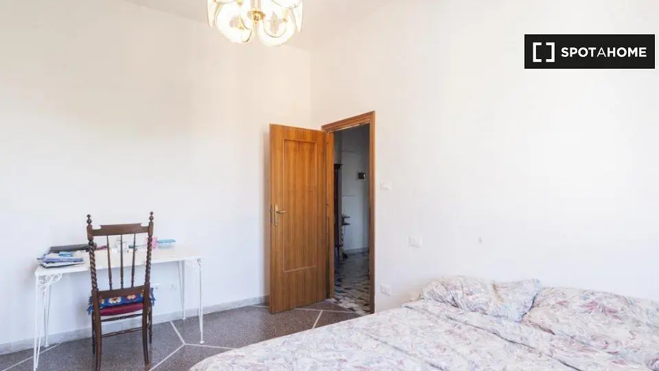 Schlafzimmer; tageslicht, renovierungsbedürftig