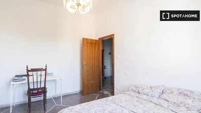 Schlafzimmer; tageslicht, renovierungsbedürftig