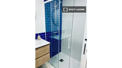 Badezimmer; renoviert, fliesenboden, tageslicht