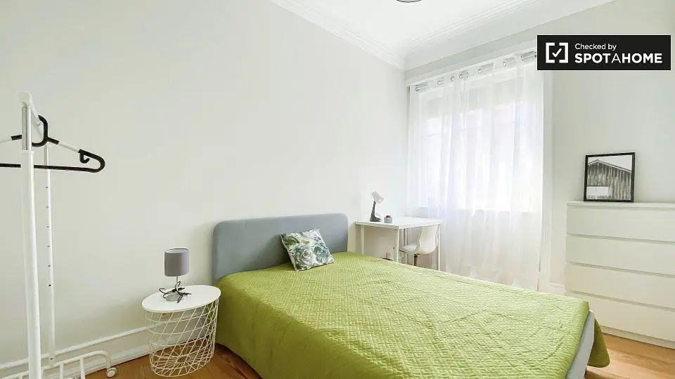 Schlafzimmer; tageslicht, holzboden