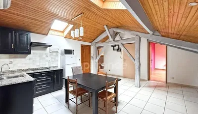 Cucina; elettrodomestici, travi in legno, luce naturale