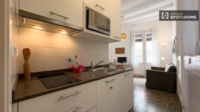 Cuisine; électroménager, carrelage, lumière naturelle