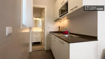 Cuisine; électroménager, carrelage, lumière naturelle