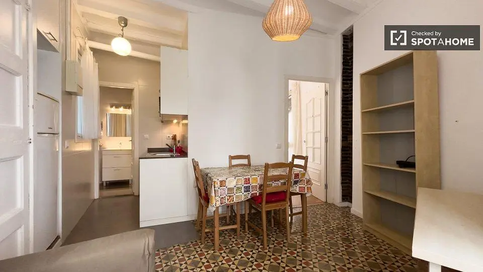 Salle à manger; carrelage, lumière naturelle, électroménager