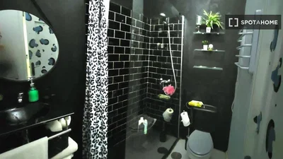 Toilettes; carrelage, nécessite rénovation