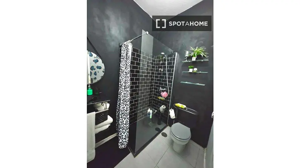 Salle de bain; carrelage, lumière naturelle