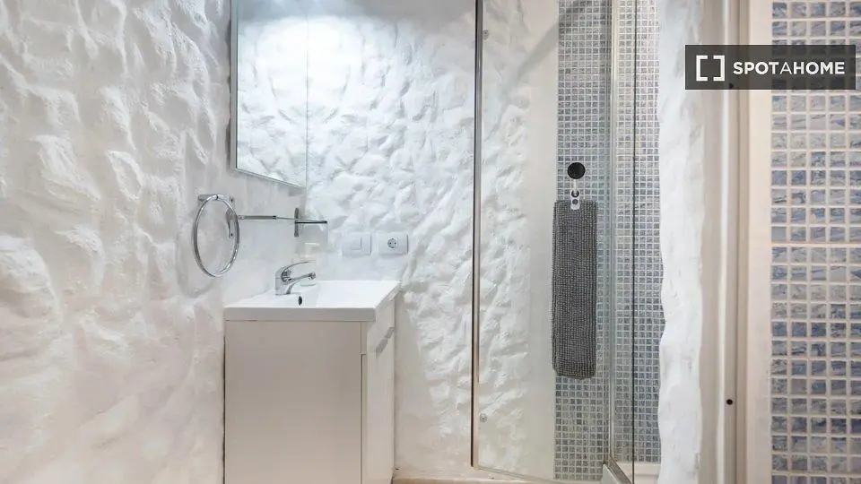 Banyo; tadilatlı, doğal ışık, fayans zemin