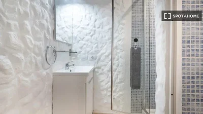 Banyo; tadilatlı, doğal ışık, fayans zemin