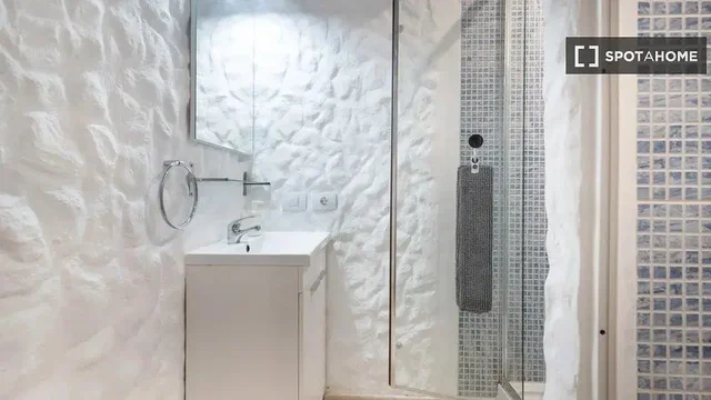 حمام; مجدد, ضوء طبيعي, أرضية من البلاط
