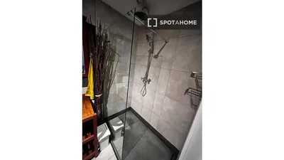 Toilette; pavimento in piastrelle