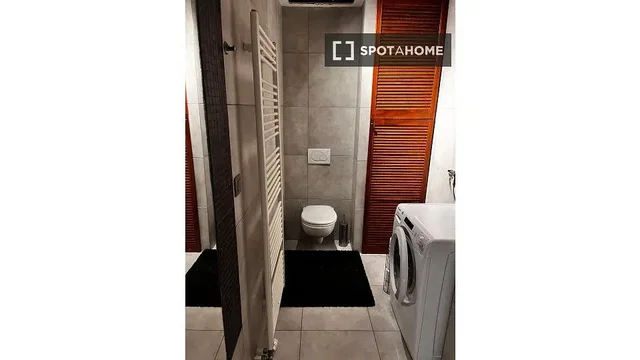 مرحاض; أرضية من البلاط