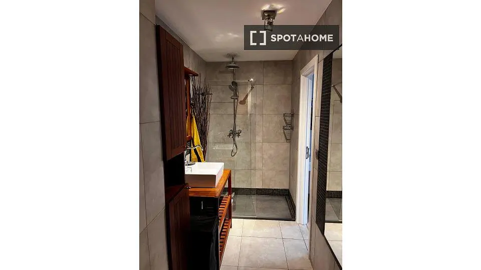 Bagno; pavimento in piastrelle, luce naturale