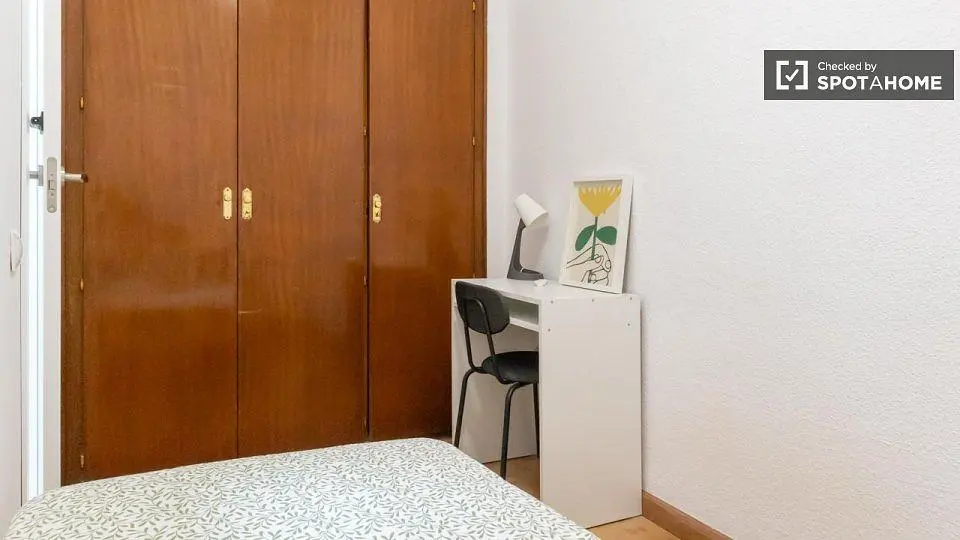 Camera da letto; pavimento in legno, luce naturale
