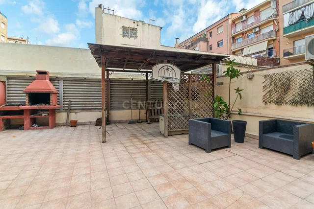 Terraço; chão de azulejo, luz natural