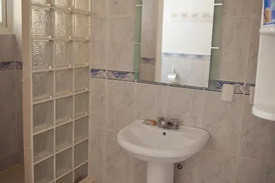 Koupelna; dlažba, přirozené světlo