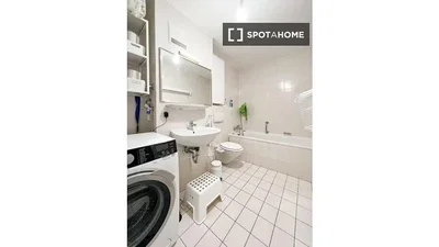 Toilet; tegelvloer, natuurlijk licht