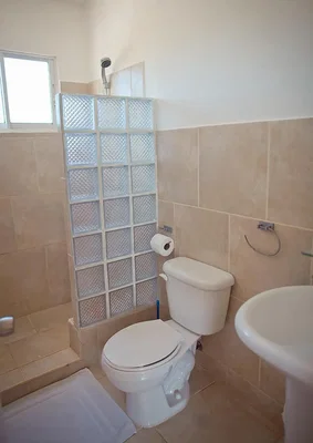 Toaleta; dlažba, přirozené světlo