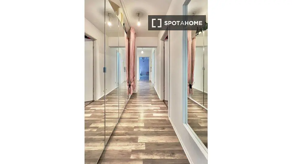 Garderobe; houten vloer, natuurlijk licht