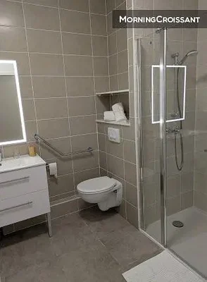 Badezimmer; fliesenboden, tageslicht