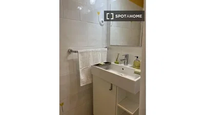 Toilettes; carrelage, lumière naturelle