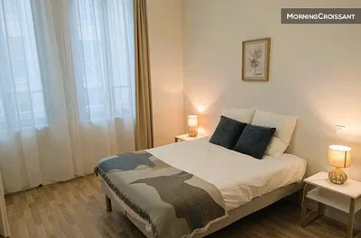 Schlafzimmer; holzboden, tageslicht