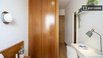 Camera da letto; pavimento in legno, stile moderno, luce naturale