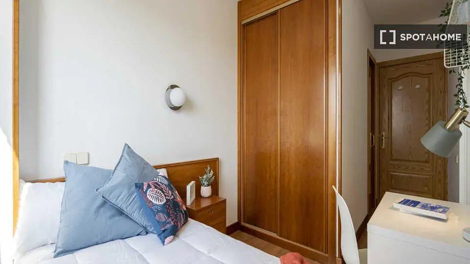 Camera da letto; luce naturale, pavimento in legno