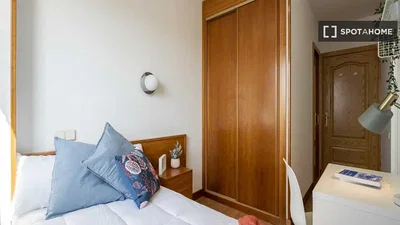 Camera da letto; luce naturale, pavimento in legno