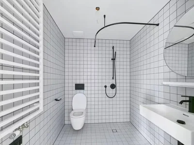 Toilettes; carrelage, lumière naturelle
